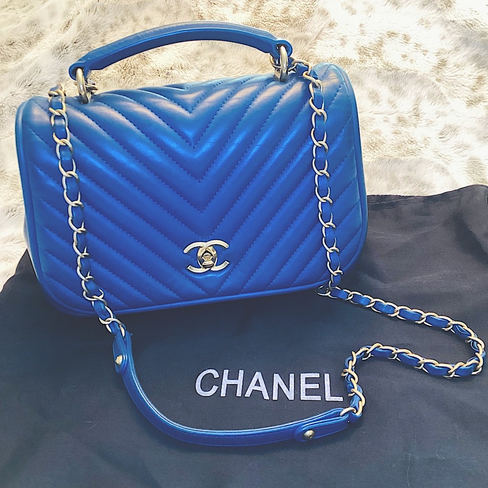CHANEL Reverse V-Stitch Shoulder Bag